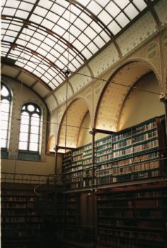 Photo by Amélie Faurent A large library with lots of books on shelves